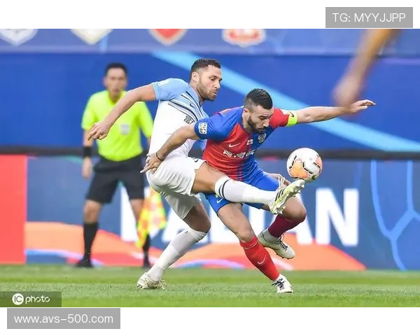 “大学生联赛决赛冲突瞬间，裁判回放判定违体”